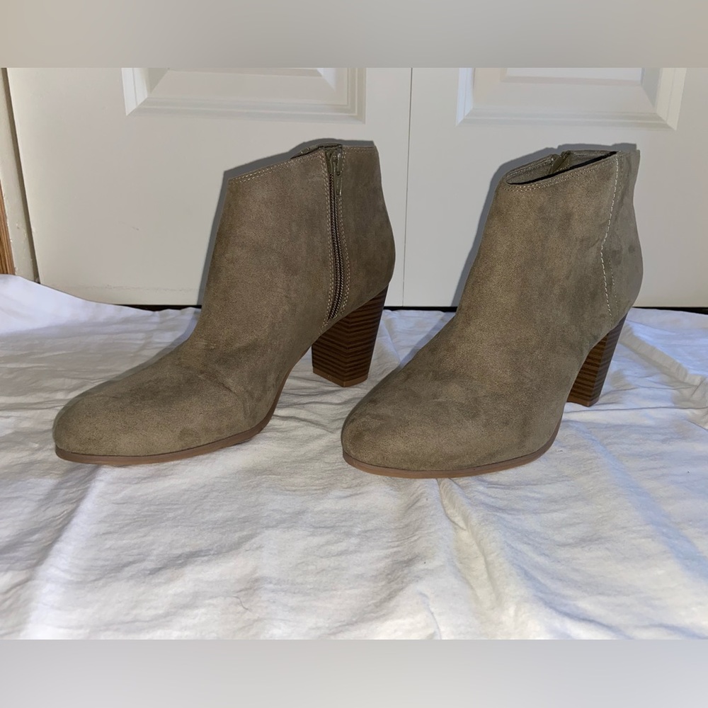 Women’s Boots, Size 9 - Picture 4 of 6